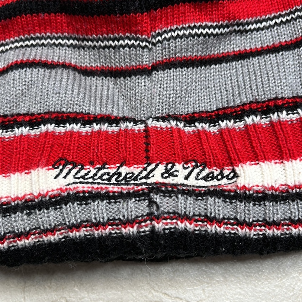 Mitchell & Ness Bulls Beanie OS Black Red Gray Knit Winter Hat Logo - Picture 3 of 5